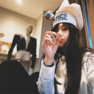 抽象画中的越南少女
